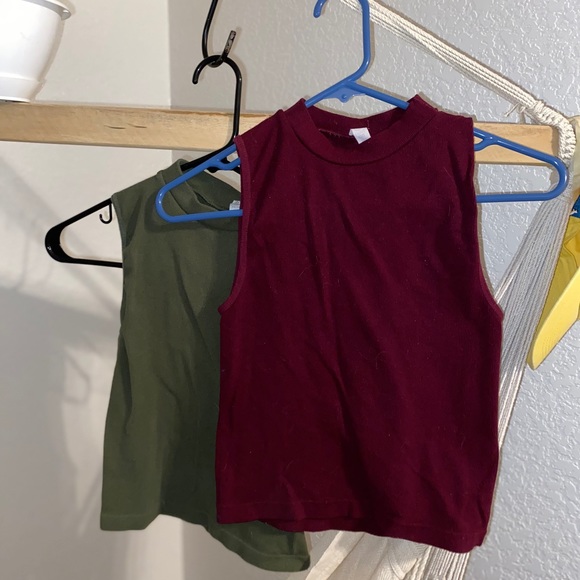 Set of two crop tops - Picture 2 of 2